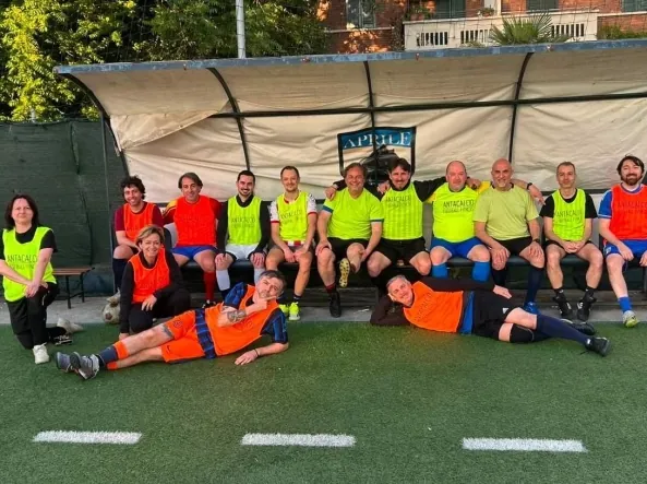 Il gruppo Antacalcio a fine allenamento, nella foto pubblicata dal Corriere della Sera