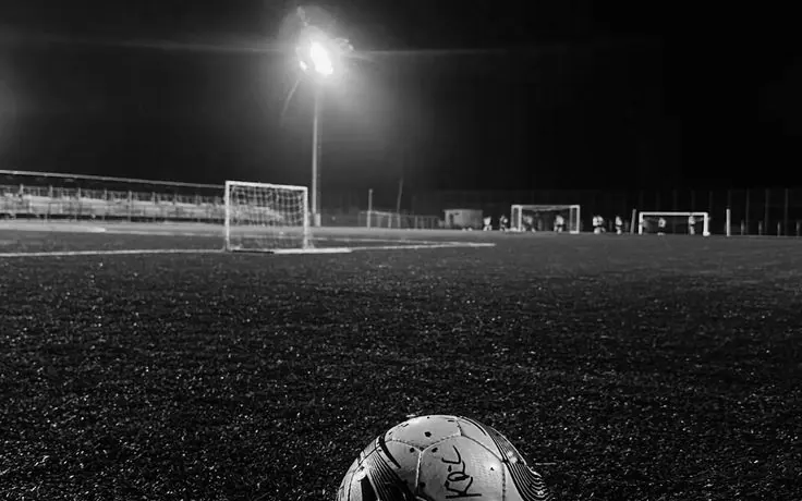 Pallone su un campo di notte: le iscrizioni ai cicli settembre–dicembre 2026 sono chiuse