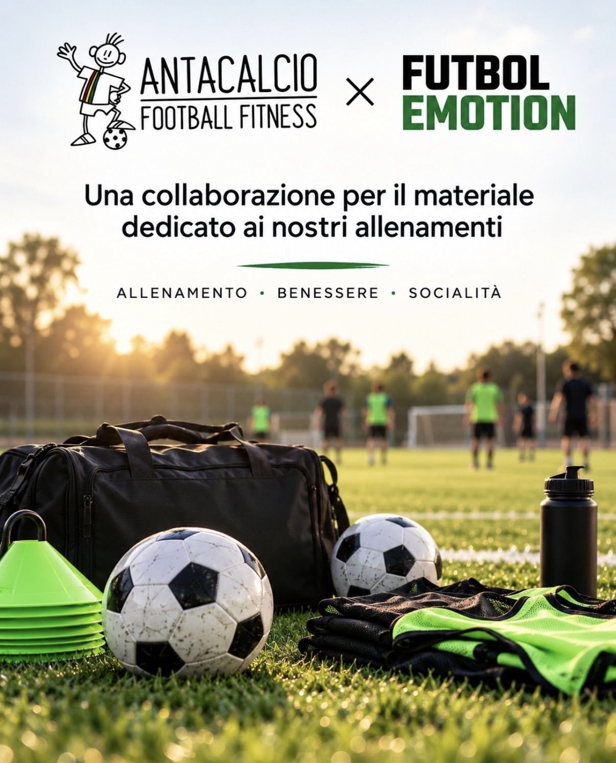 Antacalcio Football Fitness × Fútbol Emotion: una collaborazione per il materiale dedicato ai nostri allenamenti, con borsone, palloni, coni, borraccia e casacche su un campo da calcio